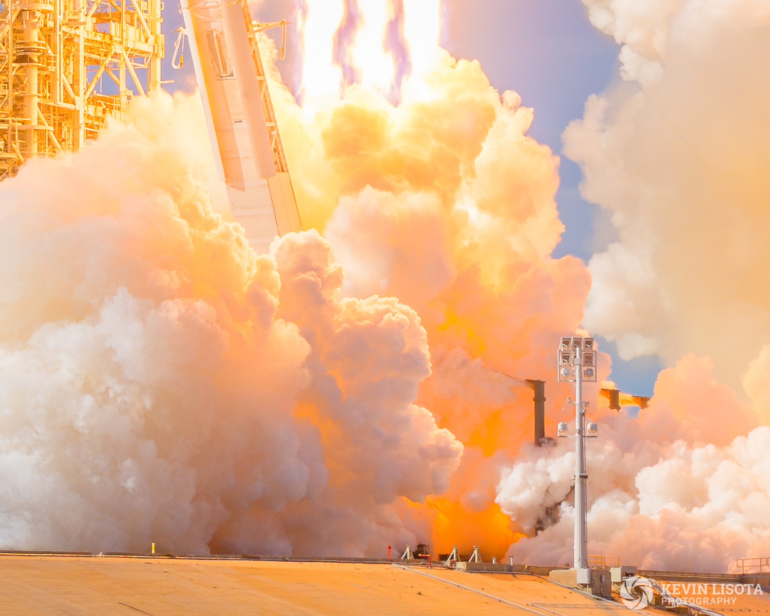 Falcon Heavy exhaust cloud colors