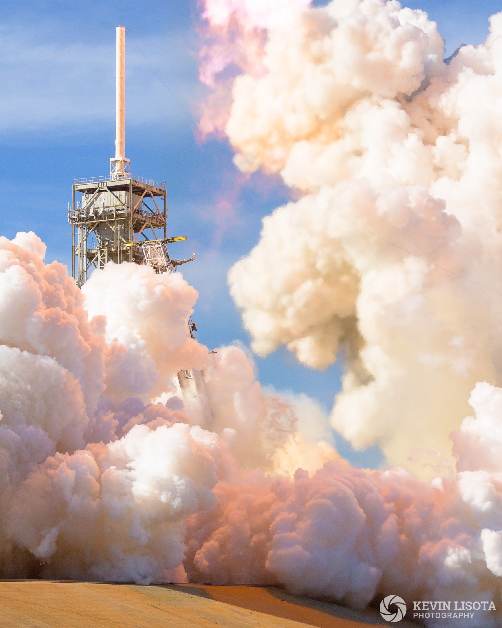 Falcon Heavy exhaust cloud colors