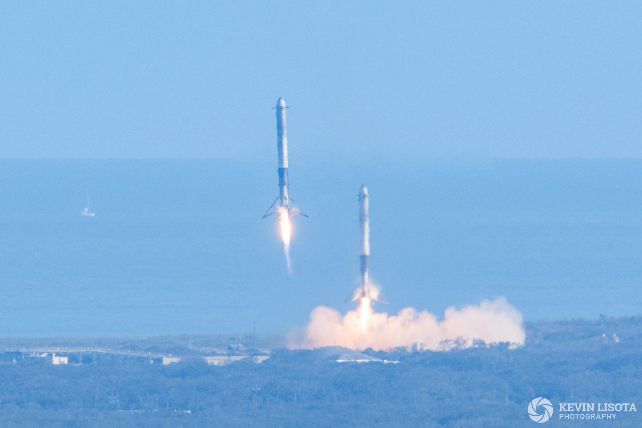 Falcon Heavy side booster landing